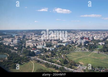Blick vom George Washington Monument, Washington DC berühmte Stadt, Blick auf die Stadt, Blick auf den hohen historischen Park, Grasbäume, Wolken Stockfoto