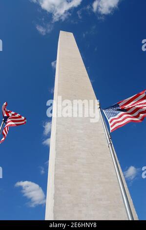 Wenn Sie das George Washington Monument bestaunen, sehen Sie die Flaggen von Washington DC mit atemberaubendem Blick auf hohe, imposante Höhe und den berühmten George Stockfoto