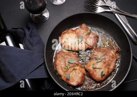 Rindersteaks auf einer Pfanne mit Salbei Kraut gekocht, dunkler Hintergrund. Draufsicht. Stockfoto