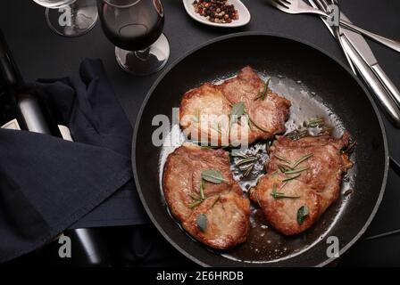 Rindersteaks auf einer Pfanne mit Salbei Kraut gekocht, dunkler Hintergrund. Draufsicht. Stockfoto