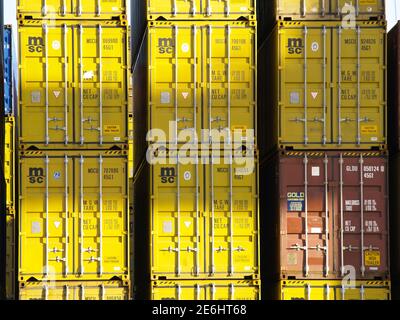 Frachtcontainer in Felixstowe Docks laderfertig gestapelt. Stockfoto