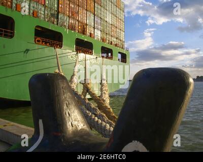 Containerschiff an den Felixstowe Docks wartet darauf, von geladen zu werden Ein Kran Stockfoto