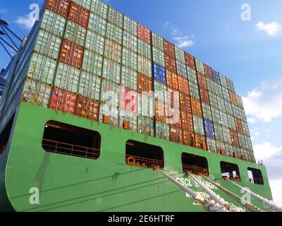 Containerschiff an den Felixstowe Docks wartet darauf, von geladen zu werden Ein Kran Stockfoto