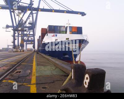 Containerschiff an den Felixstowe Docks wartet darauf, von geladen zu werden Ein Kran Stockfoto