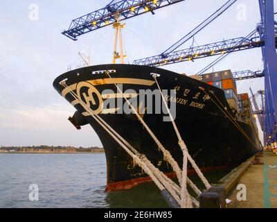 Containerschiff an den Felixstowe Docks wartet darauf, von geladen zu werden Ein Kran Stockfoto