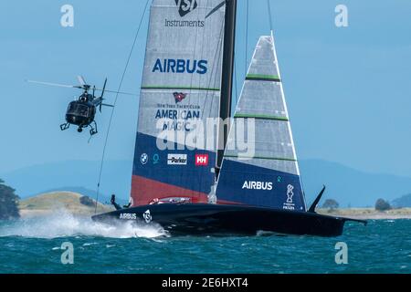 Auckland, Neuseeland. 29. Januar 2021. Prada Cup Finals. Kredit Chris Cameron / Alamy Live Nachrichten. Luna Rossa Prada Pirelli Team führt gegen NYYC American Magic im ersten Rennen, dem ersten Tag des Prada Cup Halbfinals. Stockfoto