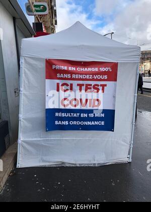 Paris, Frankreich, Französische Apotheke, die Covid-19 Testzentrum kostenlos gibt, Zelt auf der Straße, Schild, frankreich Pandemie, Virustest, Schnelltest Stockfoto