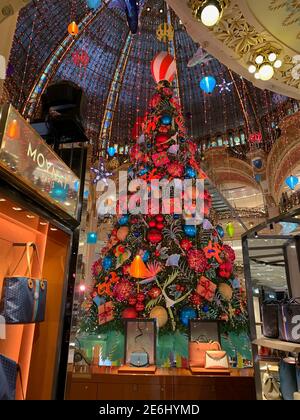 Paris, Frankreich, Weihnachtsbaum im Atrium des französischen Kaufhauses, Galeries Lafayette Stockfoto