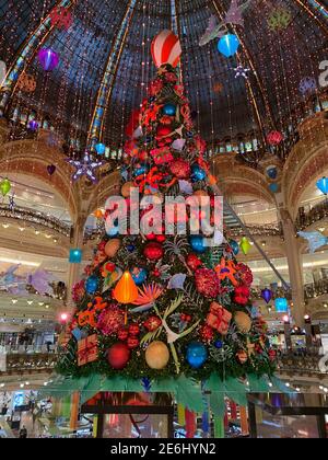 Paris, Frankreich, Weihnachtsbaum im Atrium des französischen Kaufhauses, Galeries Lafayette Stockfoto