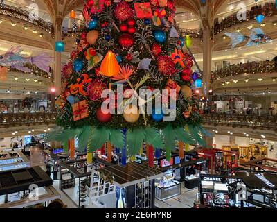 Paris, Frankreich, Weihnachtsbaum im Atrium des französischen Kaufhauses, Galleries Lafayette, zeitgemäßes Innenraumdesign für den Einzelhandel Stockfoto