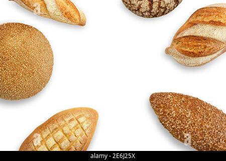 Verschiedene Arten von Brot auf einem weißen Hintergrund. Ansicht von oben. Stockfoto