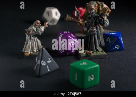 Dungeons and Dragons Würfel und handgemalten führen Figuren von Games Workshop in 1983 als Zubehör zum Spiel Stockfoto