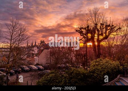 Blois, Frankreich - 26. Dezember 2020: Typische alte Gebäude in der Stadt Blois in Frankreich Stockfoto