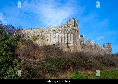 Manorbier Castle in Pembrokeshire South Wales UK, die ein 11. Jahrhundert normannische Festung Ruine und ein beliebtes Reiseziel Touristenattraktion landmar Stockfoto