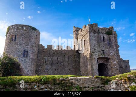 Manorbier Castle in Pembrokeshire South Wales UK, die ein 11. Jahrhundert normannische Festung Ruine und ein beliebtes Reiseziel Touristenattraktion landmar Stockfoto