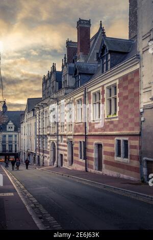 Blois, Frankreich - 26. Dezember 2020: Typische alte Gebäude in der Stadt Blois in Frankreich Stockfoto