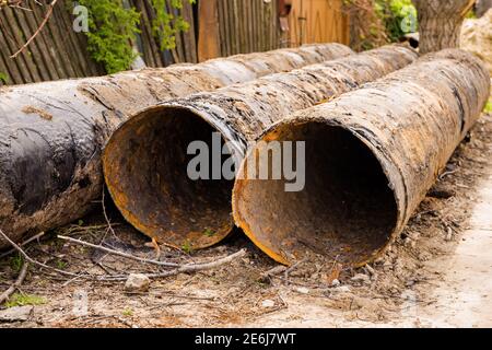 Rohre und Kabel. Reparatur der Kommunikation. Wasserversorgung, Strom, Kanalisation Stockfoto