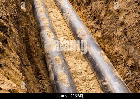 Rohre und Kabel. Reparatur der Kommunikation. Wasserversorgung, Strom, Kanalisation Stockfoto