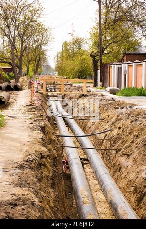 Rohre und Kabel. Reparatur der Kommunikation. Wasserversorgung, Strom, Kanalisation Stockfoto