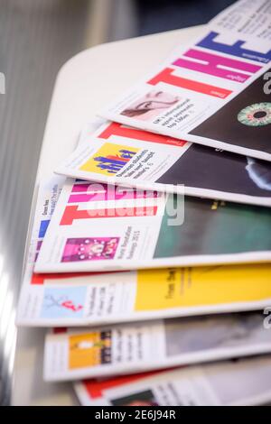 Kopien von Times Higher Education Zeitschriften auf einem weißen Tisch in einem modernen Büro-Setting. Stockfoto