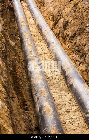 Rohre und Kabel. Reparatur der Kommunikation. Wasserversorgung, Strom, Kanalisation Stockfoto