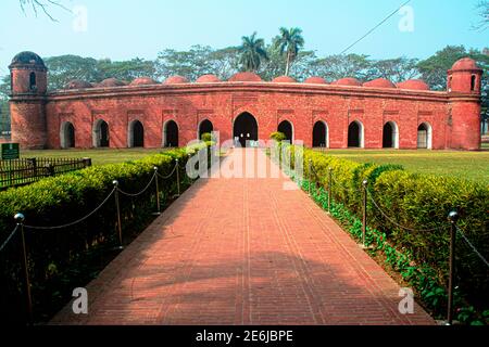 Shait Gombuj Masjid (sechzig Kuppelmoschee) in Bagerhat, Khulna, Bangladesch, Islamische historische Architektur und Erbe von Bangladesch in Sundarbans Gebiet Stockfoto