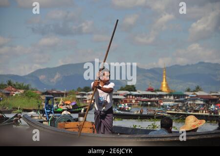 INLE LAKE, MYANMAR - 28. NOVEMBER 2016 Blick auf den Inle See in der Sonne, Myanmar, mit einem langen Holzmast von unten. Mann Stockfoto