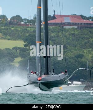 Auckland, Neuseeland, 29. Januar 2021 - Sir Ben Ainslie, an der Spitze der Britannia des INEOS Teams in Großbritannien (rechts), während das Team im Waitemata Harbour vor dem Prada Cup-Finale am 12. Februar trainieren wird. Sie werden entweder das italienische Team Luna Rossa Prada Pirelli oder New York Yacht Club American Magic, die derzeit im Halbfinale, die heute begonnen konkurrieren. Kredit: Rob Taggart/Alamy Nachrichten Live Stockfoto