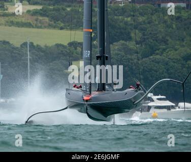 Auckland, Neuseeland, 29. Januar 2021 - Sir Ben Ainslie, an der Spitze der Britannia des INEOS Teams in Großbritannien (rechts), während das Team im Waitemata Harbour vor dem Prada Cup-Finale am 12. Februar trainieren wird. Sie werden entweder das italienische Team Luna Rossa Prada Pirelli oder New York Yacht Club American Magic, die derzeit im Halbfinale, die heute begonnen konkurrieren. Kredit: Rob Taggart/Alamy Nachrichten Live Stockfoto