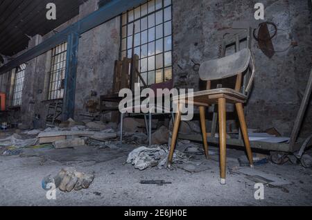 Alte verlassene Fabrik mit Objekten Stockfoto