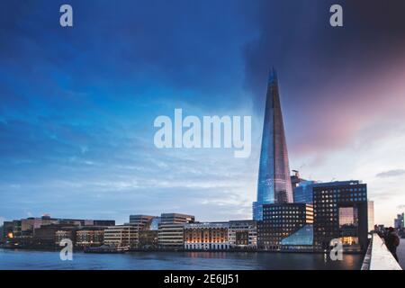 Die Skyline von London von der London Bridge, mit Blick nach Süden über die Themse nach Southwark & Bermondsey, Shard Wolkenkratzer, London Bridge Hospital, Abenddämmerung Stockfoto