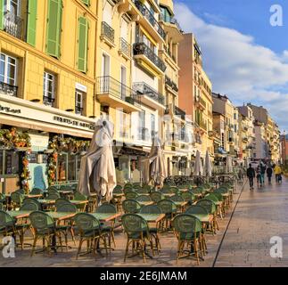 Leere Tische warten auf die Gäste in Restaurants und Cafés in Cannes, Südfrankreich. Stockfoto