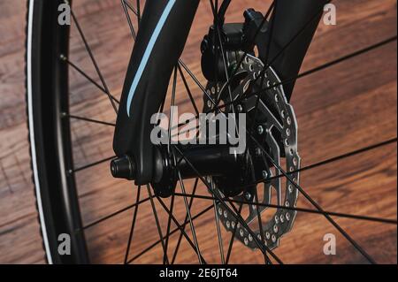 Break-System auf Vorderrad in modernen Fahrrad Nahaufnahme Anzeigen Stockfoto