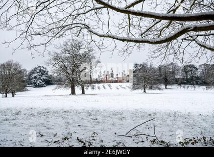 Farnborough Hill, eine römisch-katholische unabhängige Mädchen Tagesschule (englische öffentliche Schule) im Januar oder Winter mit Schnee, Hampshire, Großbritannien Stockfoto