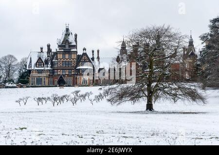 Farnborough Hill, eine römisch-katholische unabhängige Mädchen Tagesschule (englische öffentliche Schule) im Januar oder Winter mit Schnee, Hampshire, Großbritannien Stockfoto