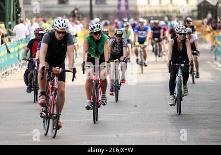 Datei Foto vom 04-08-2019 von Fahrern während des zweiten Tages der 2019 Prudential Ride London. Ausgabedatum: Freitag, 29. Januar 2021. Stockfoto