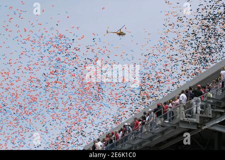 Veröffentlichung der Ballons beim Indy 500 Autorennen mit einem fliegenden Chopper und Race Fans in Indianapolis, IN. Stockfoto