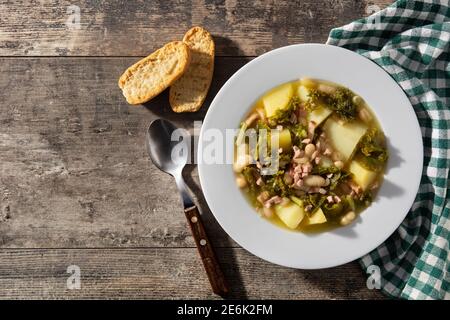 Cremige toskanische Suppe in Schüssel auf Holztisch Stockfoto