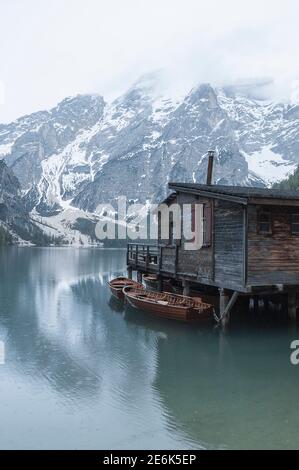 Bootshaus am Pragser Wildsee in Südtirol Stockfoto