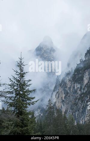 Wolken hängen in den Dolomitenalpen am Pragser Wildsee in Südtirol Stockfoto