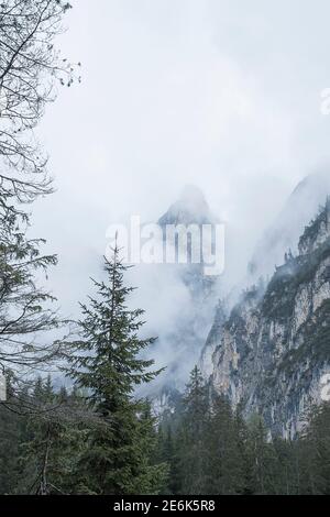 Wolken hängen in den Dolomitenalpen am Pragser Wildsee in Südtirol Stockfoto