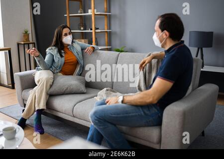 Menschen Tragen Gesichtsmaske Und Soziale Distanzierung Stockfoto