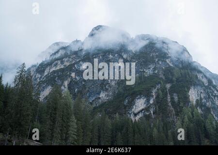 Wolken hängen in den Dolomitenalpen am Pragser Wildsee in Südtirol Stockfoto