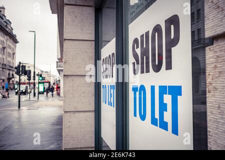 Shop to Let Schild an der High Street Fenster Stockfoto