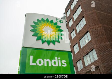 London- BP Tankstelle mit Londas-Geschäft Stockfoto