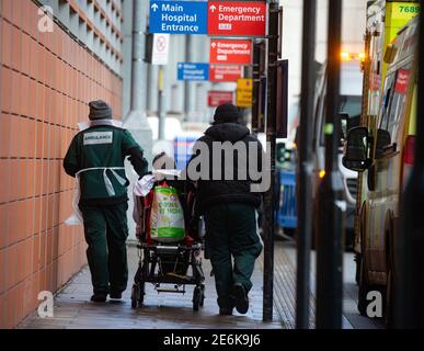 London, Großbritannien. Januar 2021. Patienten, die im Royal London Hospital in Whitechapel ankommen. Der NHS steht unter intensivem Druck mit der Coronavirus-Pandemie und dem üblichen Anstieg der Einweisungen während der Wintermonate. Kredit: Mark Thomas/Alamy Live Nachrichten Stockfoto