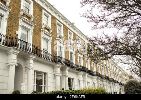 London - eine attraktive Straße mit Reihenhäusern an der Abbey Road Im Nordwesten Londons Stockfoto