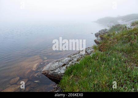 Dichter Nebel über dem See Soddatjorna in Forsand, Norwegen Stockfoto