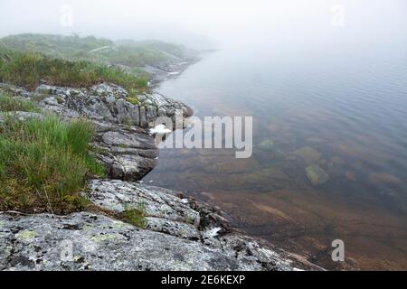 Dichter Nebel über dem See Soddatjorna in Forsand, Norwegen Stockfoto