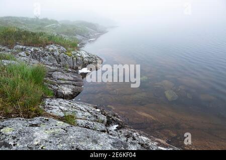 Dichter Nebel über dem See Soddatjorna in Forsand, Norwegen Stockfoto